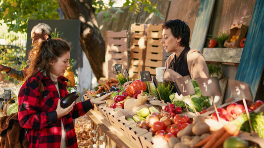 Échange d'une cliente et d'une commerçante sur le marché
