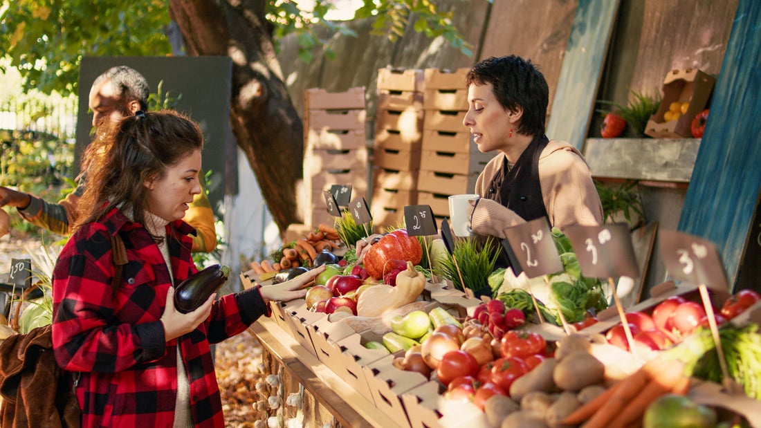 Échange d'une cliente et d'une commerçante sur le marché